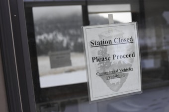 caption: A pay station at Rocky Mountain National Park is closed on Thursday in Estes Park, Colo. Many parks remain open but unstaffed during the partial shutdown of the federal government.